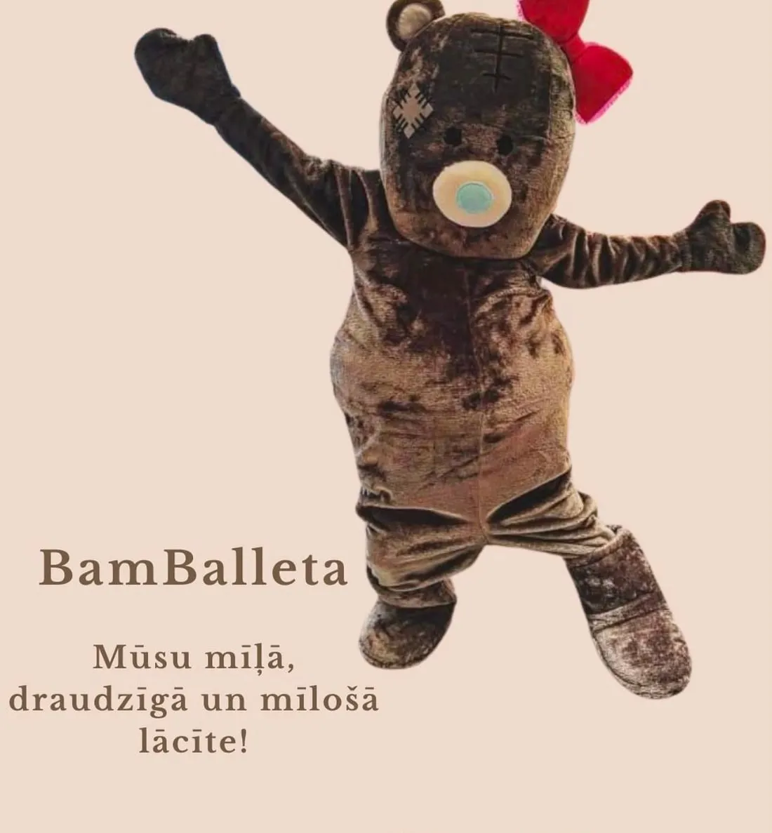 Animators BamBalleta tēlā BamBalle telpā Ogrē