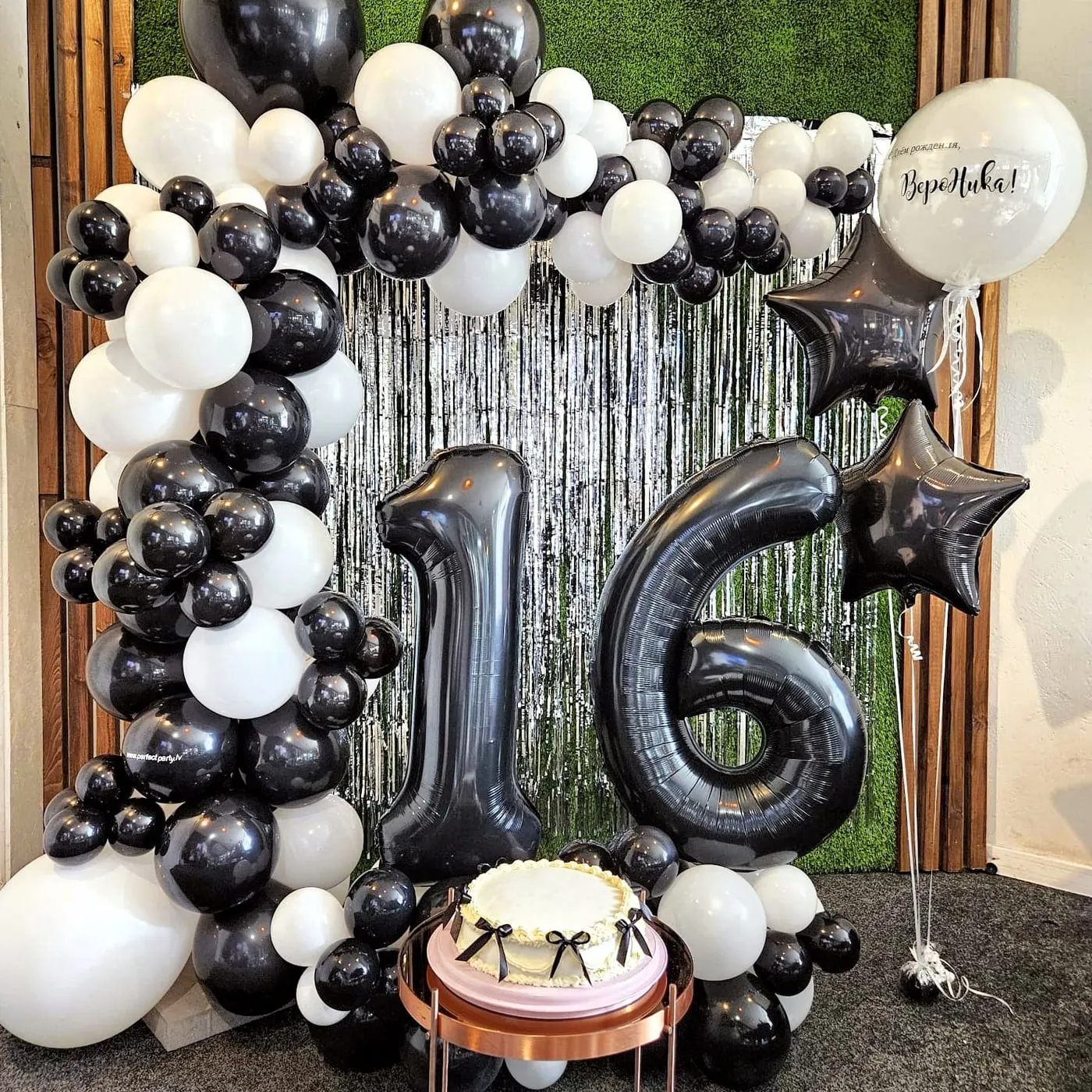 Melnu un baltu balonu virtene ar sudraba bārkstu fonu un lielajiem cipara baloniem