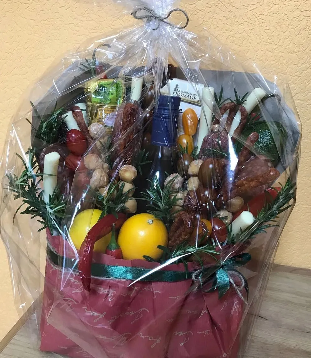 Sāļais dāvanu grozs ar gaļas izstrādājumiem, sieru un citronu
